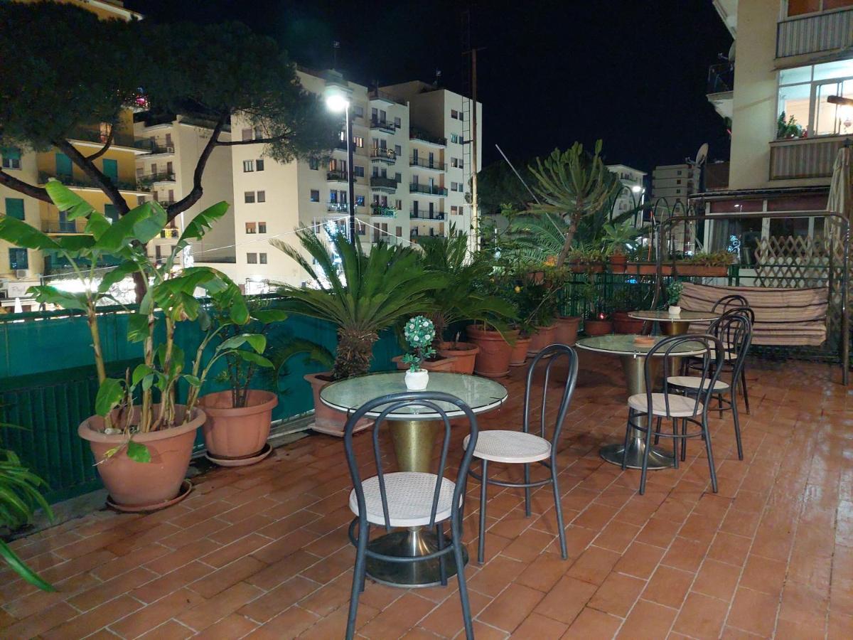Domus Cesare Appartement Napels Buitenkant foto
